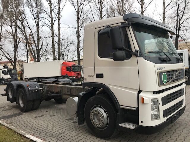Volvo FM9 300 chassis truck