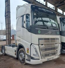 damaged Volvo FH XL2 460 truck tractor